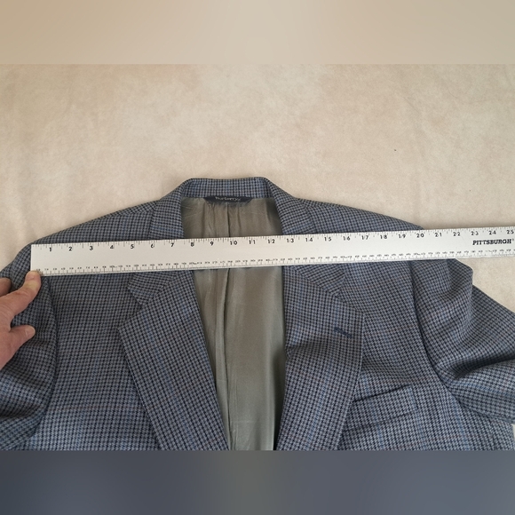 Burberry Gray Blazer with Classic Notched Lapel and Sophisticated Texture - Picture 13 of 16